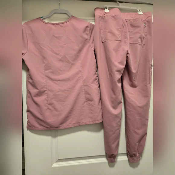 Figs Chalk Pink Scrub Set (Casma Top And Zamora Bottoms) - Size S - Picture 7 of 7